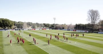 En el entrenamiento pudieron verse las novedades que presentará la lista del Atlético de cara al encuentro ante el Granada.