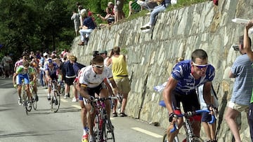 El ciclusta estadounidense Lance Armstrong ataca en la subida a Alpe d'Huez en el Tour de Francia 2001.