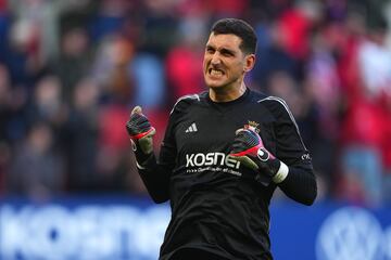 El portero de Osasuna volvió a ser de lo mejorcito de su equipo. Si el quipo navarro está en mitad de la tabla es, en gran parte, gracias a su portero, que partido tras partido salva a su equipo. En esta jornada fue contra el Getafe, sacando una mano salvadora a disparo de Jordi Martín.