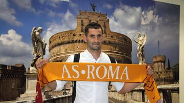 Maxime Gonalons posando con la bufanda de su nuevo club.