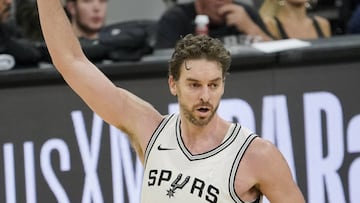 TX02. SAN ANTONIO (TX, EE.UU.), 17/11/2017.- El jugador de San Antonio Spurs Pau Gasol celebra luego una cesta de tres puntos ante el Oklahoma City Thunder Alex Abrines (i) durante su partido de baloncesto de la NBA disputado hoy, viernes 17 de noviembre de 2017, en San Antonio, estado de Texas (EE.UU.). EFE/Darren Abate