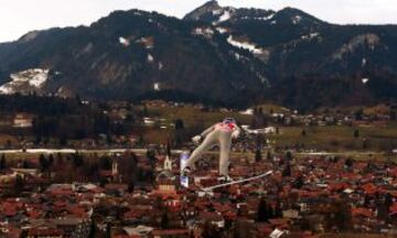 Martin Schmitt de Alemania se eleva durante los entrenamientos para el primer salto del 62 º torneo de cuatro colinas de saltos de esquí en Oberstdorf, el 28 de diciembre de 2013. El prestigioso torneo de cuatro colinas comienza en Oberstdorf hoy y terminará en Bischofshofen el 6 de enero.