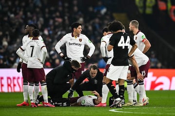 Niclas Fllkrug, jugador del West Ham, es atendido sobre el csped ante el Aston Villa en FA Cup.