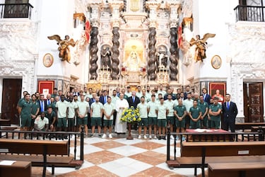 El Cádiz realizó su visita tradicional a la Patrona y al Nazareno