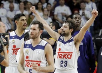 Sergio Llull celebra junto a sus compañeros Rudy Fernández y Gustavo Ayón la última canasta del partido.