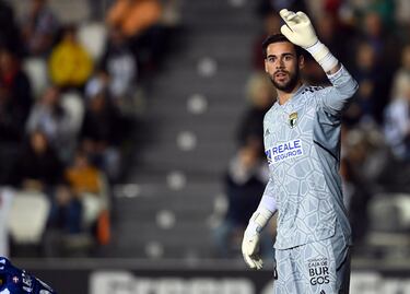 A pesar de la derrota con el Lugo, Caro paró un penalti con 0-0 en el marcador con una espectacular estirada. El meta adivinó las intenciones de Juanpe y puso la mano dura para desbaratar la ocasión.