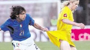 <b>LO MEJOR DE UCRANIA. </b>Tymoschuk intenta escaparse de Pirlo y el italiano muestra su impotencia ante el mejor jugador ucraniano.