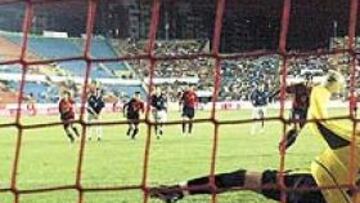 <b>Luis ordenó que tirase el penalti</b>. Raúl fabricó la jugada del penalti con el centro al que no llegó Reyes. Xabi Alonso se disponía a lanzar la pena máxima, cuando Luis le ordenó a Del Horno que dijera que lo tirase Raúl.