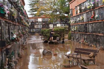 Un hombre camina dentro de un cementerio dañado por las inundaciones en las afueras de Valencia.