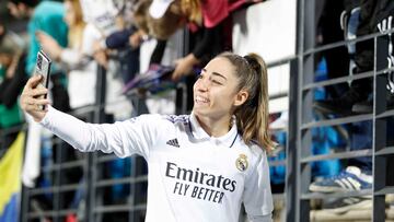 Olga Carmona se hace un selfie con la grada del Di Stéfano, tras el Real Madrid 3-0 Levante Las Planas.