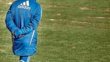 <b>PREOCUPADO. </b>Marcelino, manos cruzadas a la espalda y mirada hacia el suelo, camina preocupado ayer durante el entrenamiento del Zaragoza.