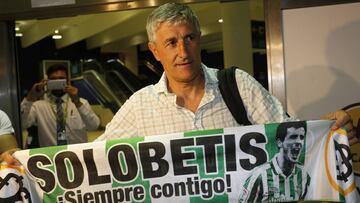 Setién posó en el aeropuerto con una bufanda del Betis.