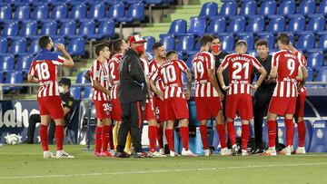 Simeone da explicaciones a sus jugadores en el partido ante la Real Sociedad. 