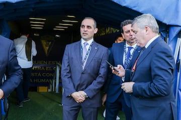 Richard Saheen con Manuel Vizcaíno. Fue su último partido como director general del Málaga.