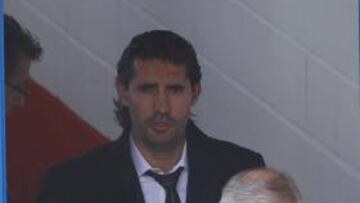 <b>ENCERRADOS. </b>Manzano sale del vestuario seguido de Caminero. Ambos se reunieron con la plantilla.