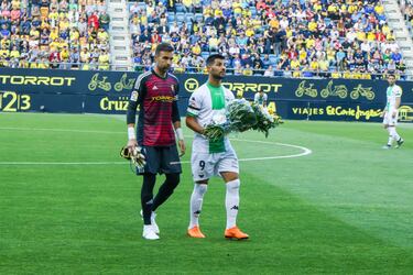 Emotivo homenaje a Reyes de sus compañeros del Extremadura.