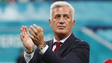 Soccer Football - Euro 2020 - Quarter Final - Switzerland v Spain - Saint Petersburg Stadium, Saint Petersburg, Russia - July 2, 2021 Switzerland coach Vladimir Petkovic applauds fans after the match Pool via REUTERS/Maxim Shemetov
