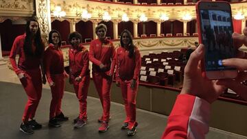 Las integrantes del equipo español de Copa Federación posan tras el sorteo de la eliminatoria ante Italia.