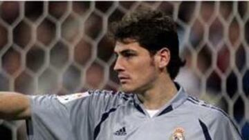 <B>GIMNASIO.</B> Casillas completó su entrenamiento en el gimnasio, con los fisioterapeutas del club.