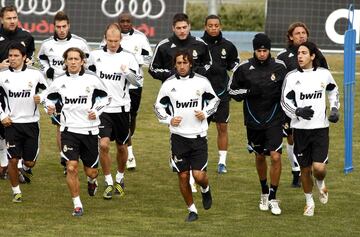 Dani Parejo, en un entrenamiento del Real Madrid junto a Saviola, Salgado, Robben o Raúl. Parejo jugó cinco partidos con el Real Madrid. 