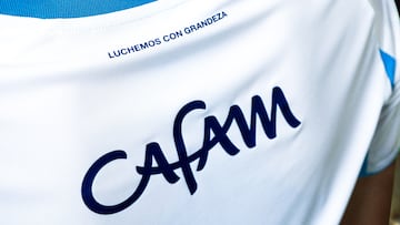 La camiseta rinde tributo a las nubes azules de los extintores en las salidas del equipo a la cancha, llevando en su color y textura la pasión y la energía de la hinchada.