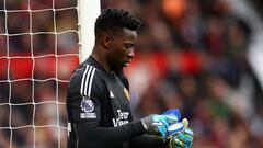 André Onana, jugador del Manchester United, se unta vaselina en los guantes en el partido ante el Liverpool.