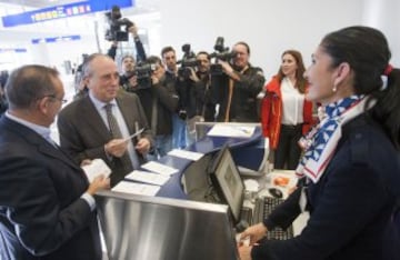 El Villarreal se ha convertido hoy en el primer pasajero "oficial" del aeropuerto de Castellón, inaugurado hace casi cuatro años, al subirse a un avión chárter que le llevó hasta San Sebastián para enfrentarse a la Real Sociedad en la Copa del Rey. 