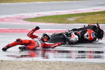 Jorge Lorenzo se cae cuando lideraba la carrera.