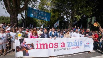 La portavoz nacional del Bloque Nacionalista Galego, Ana Pontón (c), participa en una marcha convocada por su partido que parte de la Alameda, a 25 de julio de 2023, en Santiago de Compostela, A Coruña, Galicia (España). Como cada 25 de julio, con la celebración de la Fiesta del Apóstol de Santiago, el BNG celebra esta marcha, marcada por los resultados de las elecciones generales del 23J. Pontón ha reconocido que los resultados obtenidos por la formación nacionalista en estos comicios no han sido los esperados y que no han cumplido las expectativas, aunque prometió que negociarán para que "la agenda gallega se haga valer" y evitar "un gobierno de la derecha".
25 JULIO 2023;SANTIAGO DE COMPOSTELA;BNG;25 DE JULIO;MARCHA
César Arxina   / Europa Press
25/07/2023