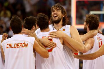 "Estaban cagados. Y si no lo admiten, mienten. Los hemos tenido", comentaba tras la final olímpica ante Estados Unidos (118-107) un Marc Gasol que se afeitó y se dejó un bigote ochentero para celebrar la medalla. Por aquel entonces, Marc era el sustituto de su hermano Pau en la pintura y durante años compartieron pocas veces minutos. En aquellos Juegos, el mediano de los Gasol promedió 7,1 puntos y 4,6 rebotes.