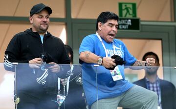 Maradona la grada del estadio San Petersburgo.