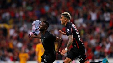 Julián Quiñones corre en festejo de gol en contra de Tigres.