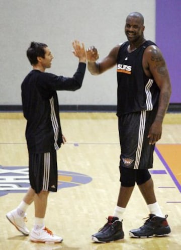 Shaquille O'Neal choca los cinco con Steve Nash durante el entrenamiento de los Phoenix Suns 2008.