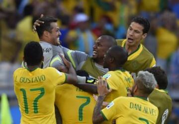 Los brasileños celebran el pase a cuartos de final. 