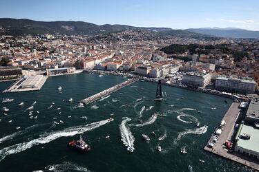 Vista general mientras el Arca Sgr gana la Regata de Vela Barcolana.