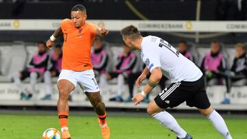 Hamburg (Germany), 06/09/2019.- Netherlands&#039; Memphis Depay (L) in action with Germany&#039;s Niklas Suele (R) during the UEFA EURO 2020 qualifiers group C soccer match between Germany and the Netherlands in Hamburg, Germany, 06 September 2019. (Alema