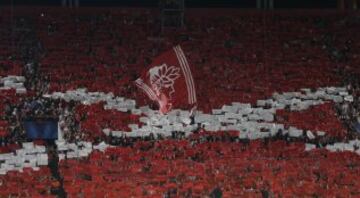 Los hinchas del Olympiacos llegaron en masa a alentar a su equipo.