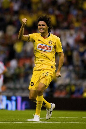 El exjugador de Boca Juniors y Estudiantes llegó al Club América en 2009, pero no pudo brillar con las Águilas. El central tuvo un rendimiento muy bajo y salió a Tigres después de un semestre para el olvido.