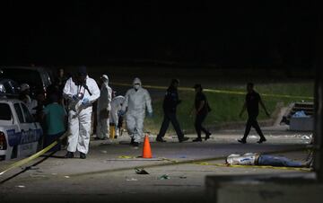 IM?GENES SENSIBLES. Forenses llegan para realizar el proceso de levantamiento del cuerpo de una de las 12 personas que fallecieron en una estampida en el Estadio Cuscatl¨¢n.