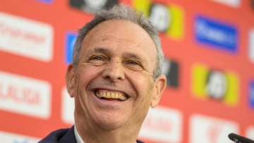 SEVILLA, 14/04/2025.- El nuevo entrenador del Sevilla FC, Joaquín Caparrós, durante su presentación este lunes, en el estadio Sánchez Pizjuán, donde ha dicho que se encuentra "feliz y con la misma energía e ilusión" ante esta cuarta etapa en el banquillo sevillista que cuando llegó "por primera vez en el año 2000". EFE/Raúl Caro