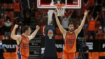 04/06/21 BALONCESTO BASKET
 PLAYOFF LIGA ENDESA ACB LIGA ACB TERCER PARTIDO
 VALENCIA BASKET - BASKONIA
 SAM VAN ROSSOM   NIKOLA KALINIC