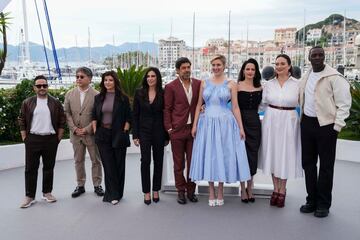 El jurado de la 77ª edición del Festival de Cannes. 
Juan Antonio Bayona, Kore-eda Hirokazu, Ebru Ceylan, Nadine Labaki, Pierfrancesco Favino, La presidenta del jurado Greta Gerwig, Eva Green, Lily Gladstone, y Omar Sy.