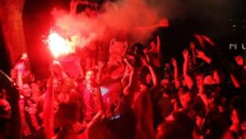 Los aficionados del FC Barcelona celebran en la Plaza de Canaletas, en Barcelona, la consecuci&oacute;n de la Liga de Campeones.