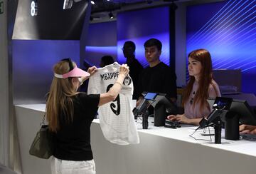 Venta de la camiseta de MBappé con el Real Madrid.