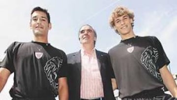 <b>A LA SOMBRA DEL TXOPO. </b>Isma Urzaiz y Fernando Llorente hicieron de modelos para presentar la camiseta negra del Athletic, personalizada con la imagen de Iribar.