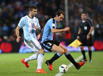 Diego Godín protege con la selección uruguaya ante Argentina.