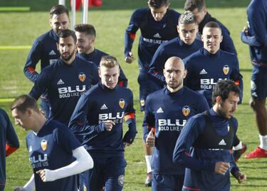 Valencia put Sandro operation on hold after Everton appoint Big Sam