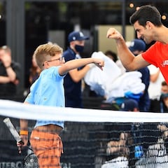 Espectáculo Djokovic: se borra de Adelaida y luego aparece