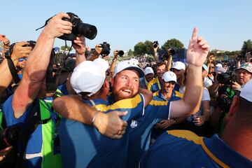 Sepp Straka del Equipo de Europa abraza a su compañero Shane Lowry en la celebración en el green 18. 