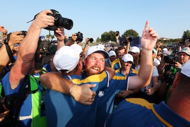 Sepp Straka del Equipo de Europa abraza a su compañero Shane Lowry en la celebración en el green 18. 